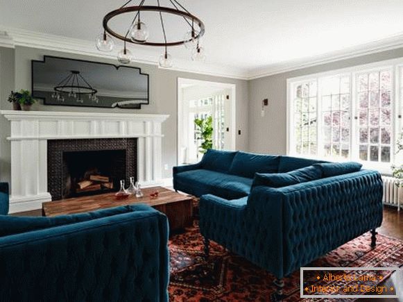 Luxusné pohovky s sametovým čalúnením v obývacej izbe