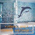 Delfín mozaiky na stene kúpeľne