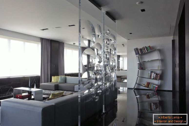 Interiér špecifické ocele-knihy-storage-on-the-black-lesklá-poschodie-added-with-šedo-rozkladací inšpirujúca-izbový-delič-s-úložiska-for-minimalistické bývanie