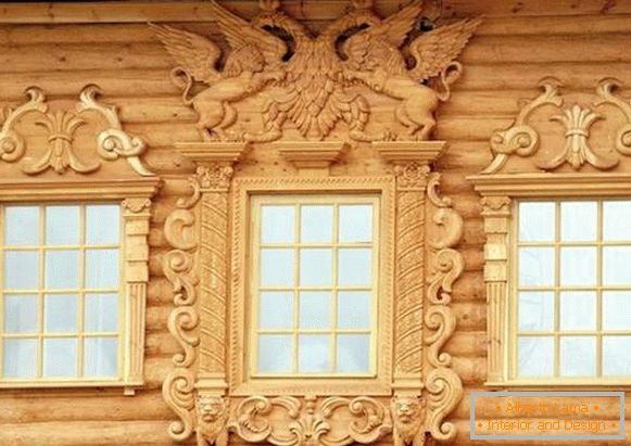 Krásne platne pre okná v drevenom dome, foto 5