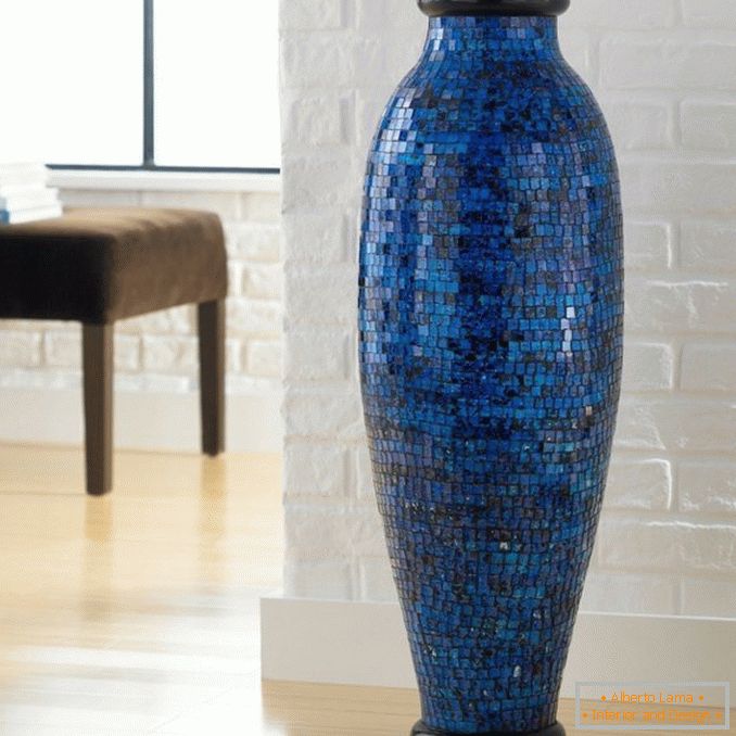 Váza lepená mozaiou