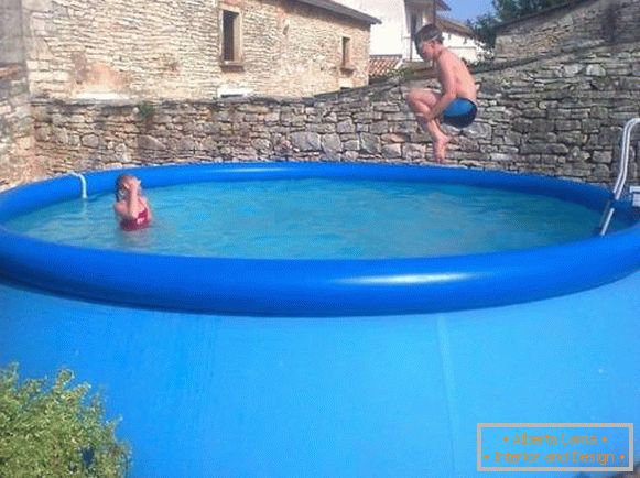 Moderné nafukovacie bazény - fotografie na chate
