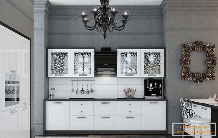 Kuchyňa je vyrobená vo výhodnej kombinácii kontrastných bielej a čiernej farby. Lesklé povrchy elegantne zapadajú do interiéru v neoklasickom štýle.