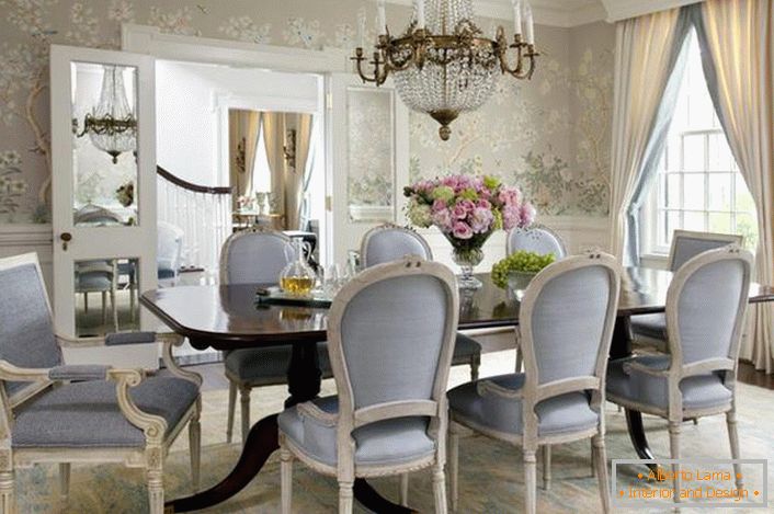 Jedáleň v neoklasicistnom štýle je vyzdobená bledo modrými a svetlošedými farbami. Kvetinová tapeta jemne vyzerá v kombinácii s bielymi vysokými soklmi.