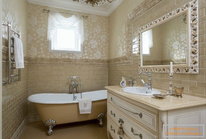 Kúpelňa v neoklasicistnom štýle v dedinskom dome španielskej rodiny.
