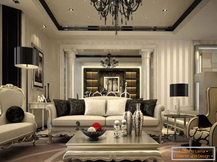 Vynikajúci interiér obývacej izby je premyslený v neoklasickom štýle. Čierne prvky dekorácie a dekorácie sú nápadné na pozadí vyblednutých sivých odtieňov.