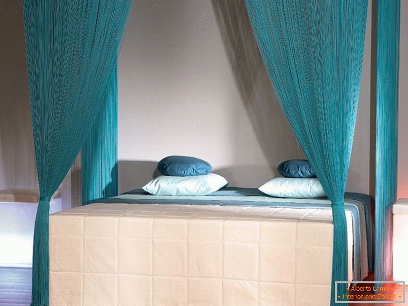 Záclonové postele na posteli