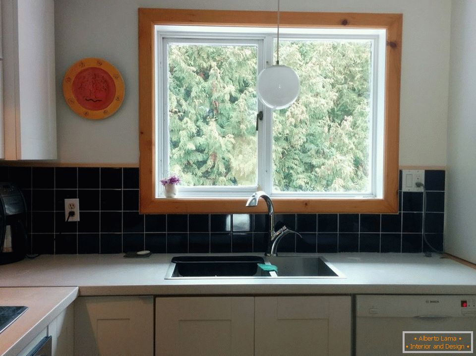 Veľké okno v dizajne malej kuchyne