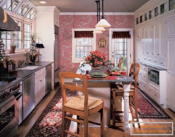 Chic ružová tapeta v dizajne kuchyne