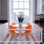Oranžové stoličky v šedom interiéri kuchyne