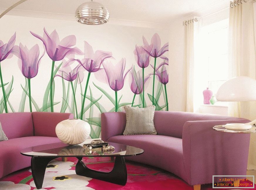 Tapety s kvetmi v obývacej izbe