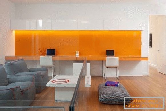 home-office-s-oranžových prvkov