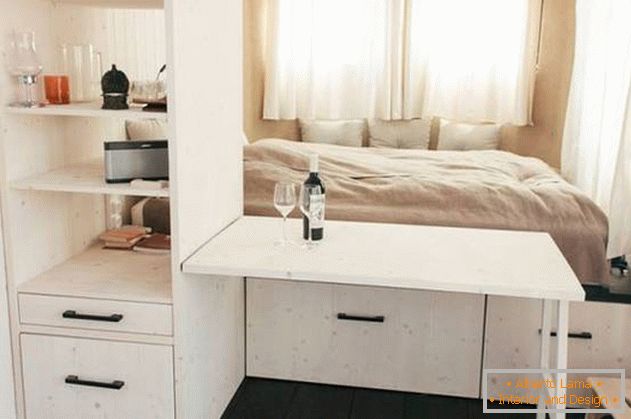 Vnútorné usporiadanie malého domu: раскладной столик в спальне