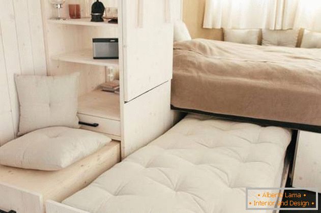 Vnútorné usporiadanie malého domu: дополнительная кровать в спальне