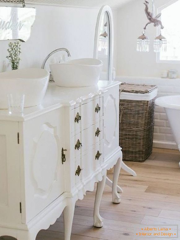 Biela kúpeľňa nábytok Provence