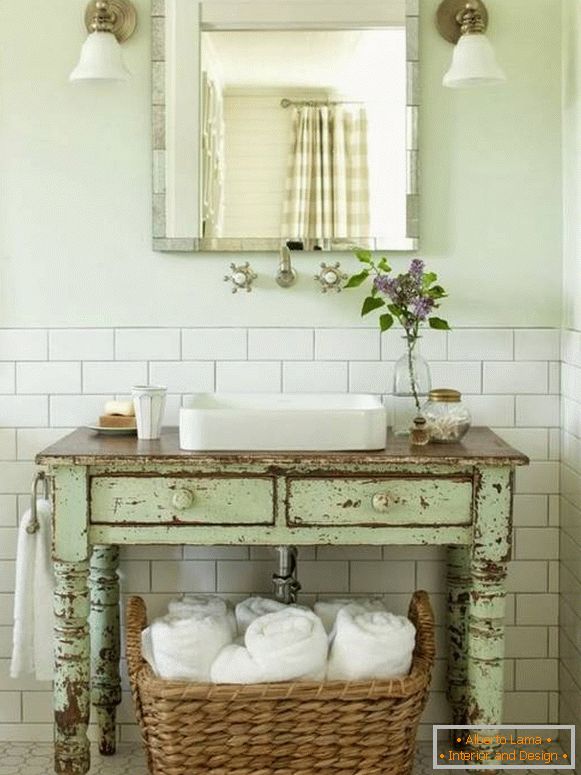 Starý kúpeľňový nábytok pre Provence