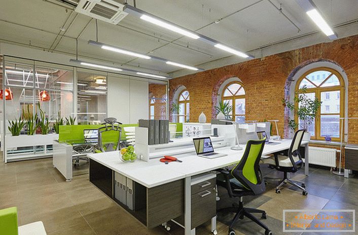 Pri navrhovaní kancelárie v podkrovnom štýle sa používa veľa živého zelene, čo robí miestnosť príjemnou a prispôsobuje zamestnancov pracovnej nálade. 