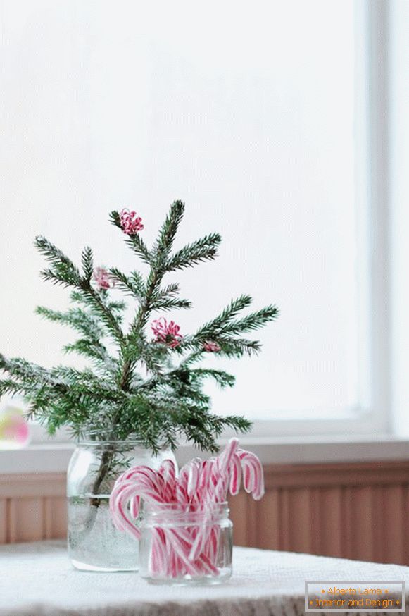 Tvorivá myšlienka zdobenia vetvičky vianočných stromčekov
