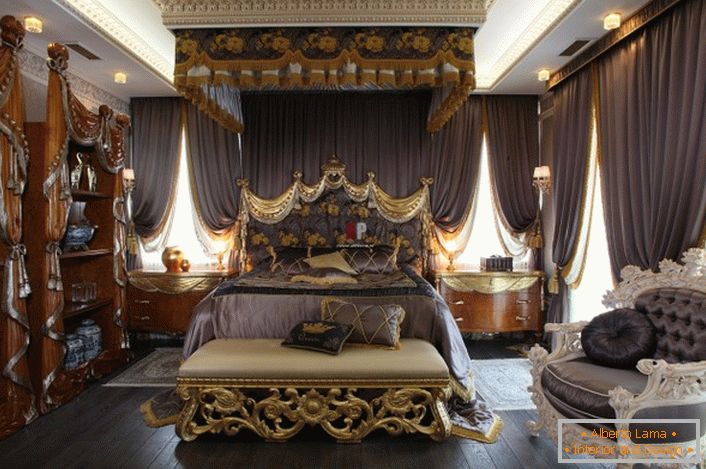 Luxusná izba v barokovom štýle. V strede kompozície je masívne lôžko s vysoko zdobenou čiapočkou.