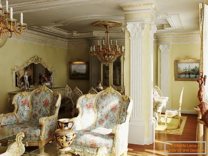 Masívne stoličky s kvetinovým čalúnením v barokovej hosťovskej izbe. Stropy a stĺpy sú zdobené štukou zo sadrokartónu.