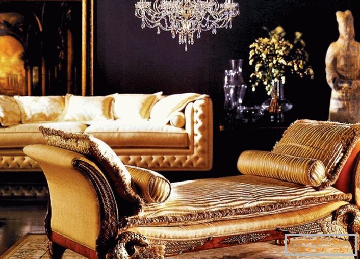 Baroková obývacia izba s riadne vybranou výzdobou. Stena za pohovkou je zdobená veľkým obrázkom v zlatom ráme. Pozornosť sa venuje aj starodávnej sochu.