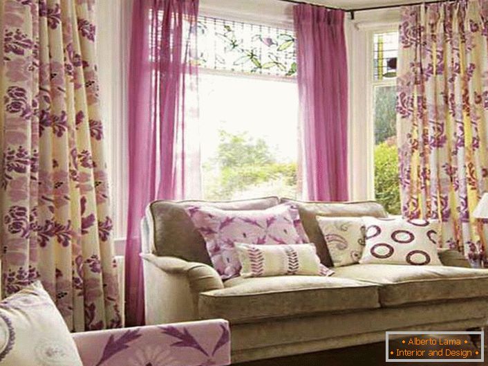 Jemné, farebné kvetinové výtlačky na záclony - dobrá voľba pre zdobenie obývacej izby v rustikálnom štýle.