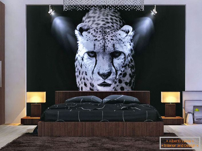 Dobré riešenie pre spálňu. Osvetlený panel s leopardom uprostred celkovej kompozície.