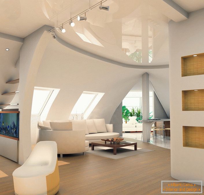 Lesklé stropy sú harmonicky kombinované s snehovo bielymi stenami a svetlo béžovými podlahami.