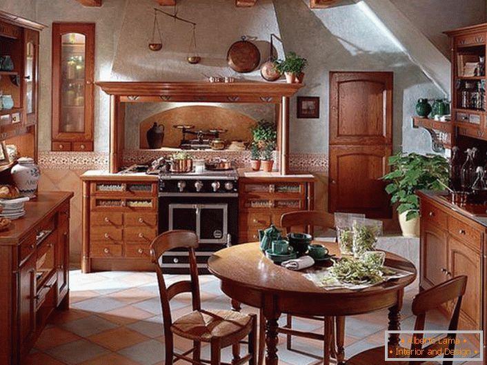 Klasická kuchyňa krajiny s riadne vybraným nábytkom. Harmonická dekorácia kuchynského priestoru bola zelenými kvetmi v hlinených hrncoch rôznych veľkostí.