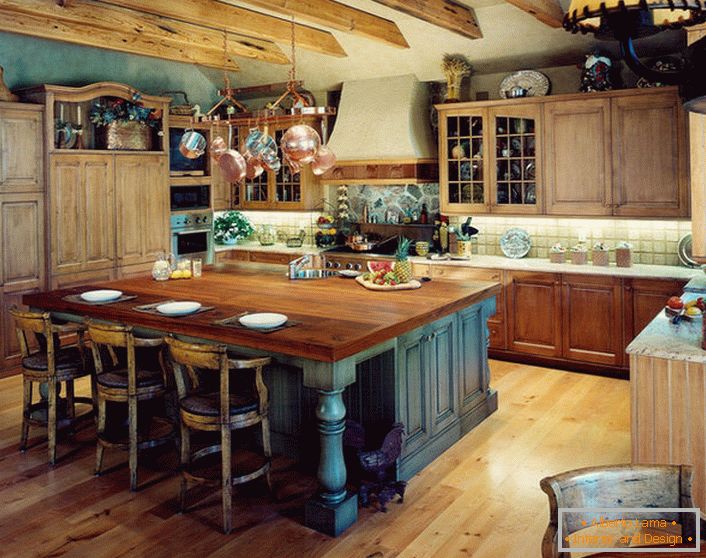 V najlepších tradíciách krajiny v dizajne kuchynského priestoru sa väčšinou používajú prírodné materiály.
