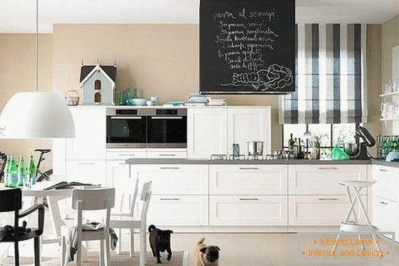 Kuchynský dizajn interiéru v súkromnom dome - čierna a biela fotka