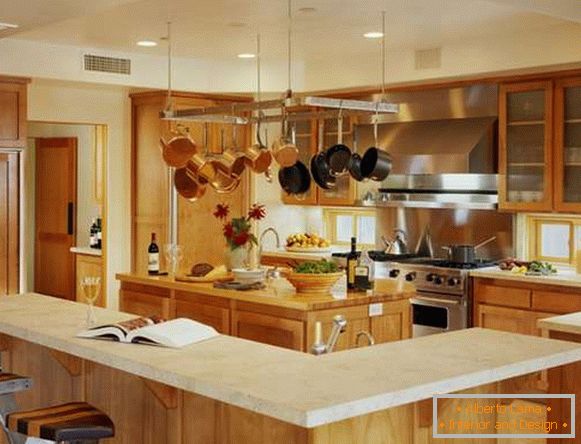 Interiér kuchyne v súkromnom dome - dizajn s dreveným obložením