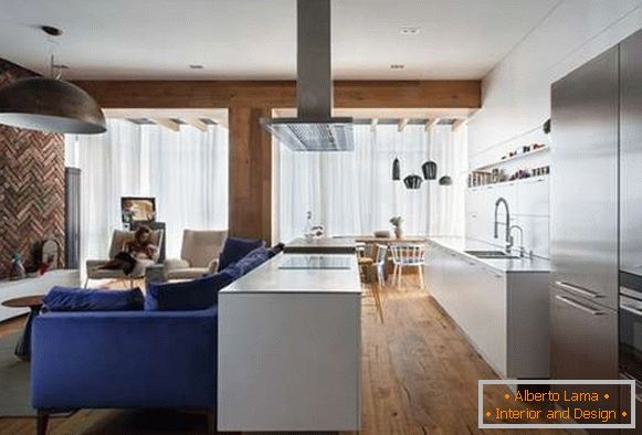 Moderný interiér obývacej kuchyne v súkromnom dome