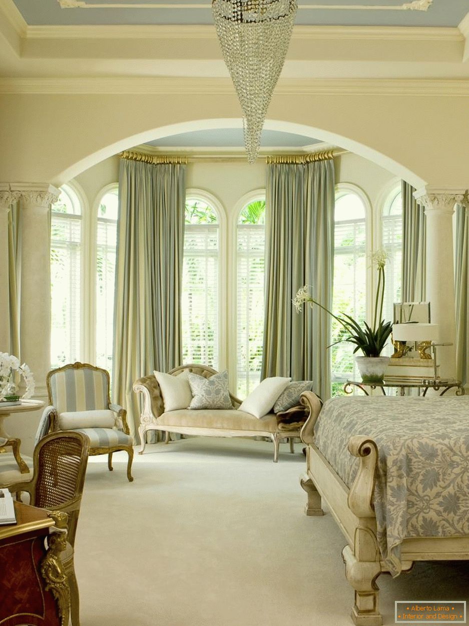 Klasický interiér obývacej izby s oblúkom