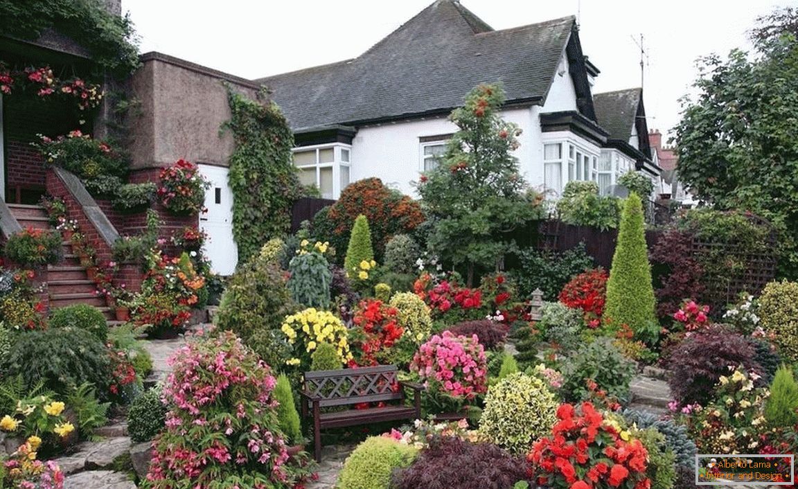 Predná záhrada pred domom v romantickom štýle