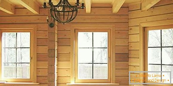 okná v drevenom dome