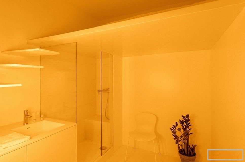 Žlté osvetlenie v kúpeľni