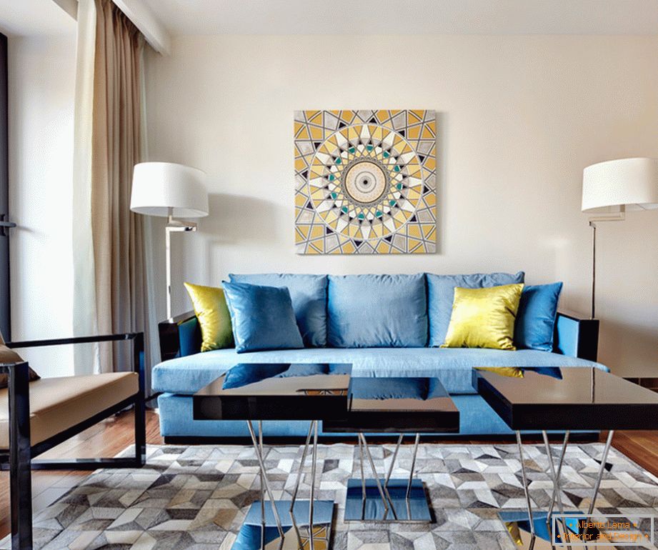 Extravagantná modrá pohovka so žltými dekoratívnymi vankúšmi v obývacej izbe