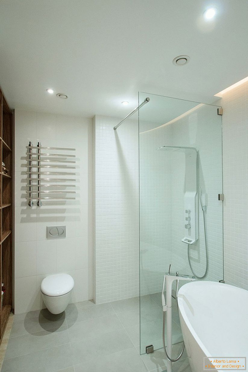 Interiér kúpeľne v priestrannom jednoizbovom apartmáne
