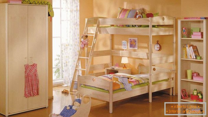 Detská izba v high-tech štýle s ľahkým dreveným nábytkom. Jednoduchosť nábytku je kompenzovaná jeho funkčnosťou a praktickosťou.