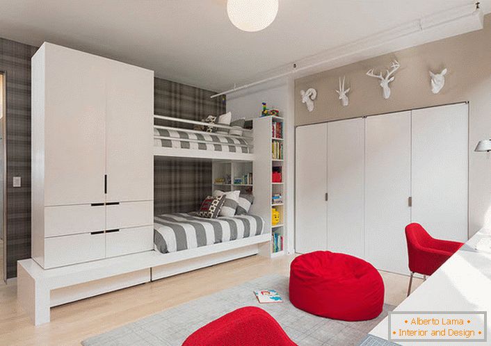Veľká detská izba v high-tech štýle pre dvojčatá. Pozornosť priťahuje nábytok červená a šatník, namontovaný v stene.
