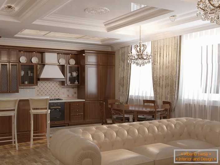 Obývacia izba v kuchyni je vyzdobená v secesnom štýle. Svetlé farby, nábytok z prírodného dreva, masívne stropné lustre z kryštálu sú prispôsobené štýlu.
