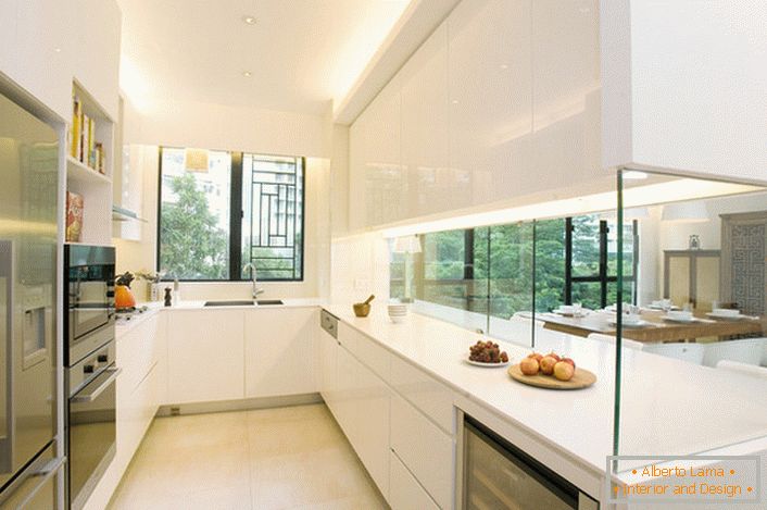 Kuchyňa je oddelená od obývacej izby dekoratívnou sklenenou stenou. Zaujímavé riešenie pre interiér v štýle hi tak.