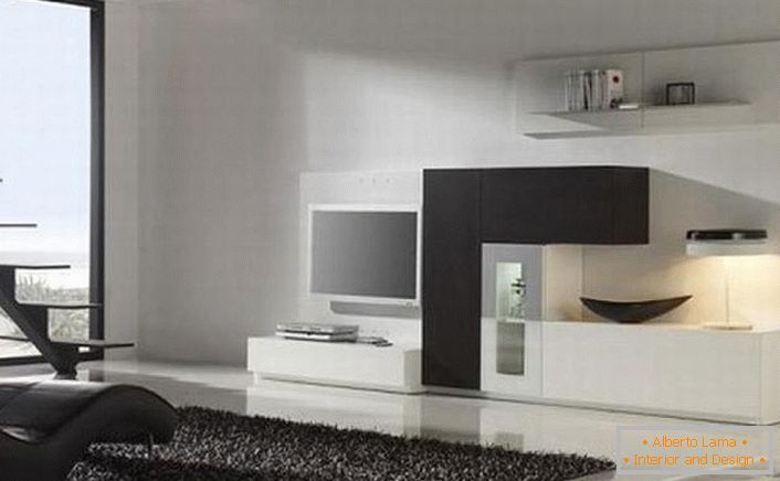 Obývacia izba v minimalistickom štýle je zdobená tmavou hromadou s vysokou hromadou. Diskrétny dizajn vyzerá štýlovo a atraktívne.