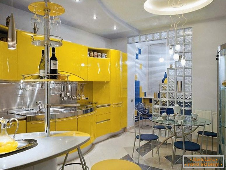 V najlepších tradíciách avantgardného štýlu je vybraný nábytok pre kuchyňu. Kuchynská sada žltej farby je nielen praktická a funkčná, ale aj štýlová.