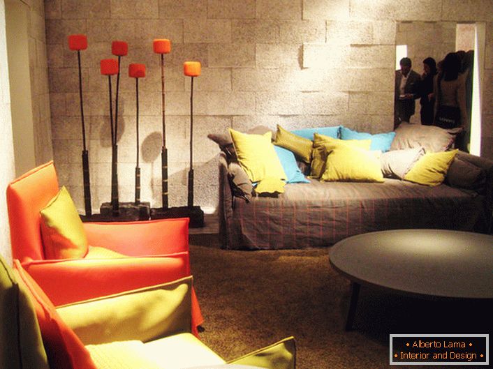 Malá, ale útulná obývacia izba v avantgardnom štýle. Skvelé riešenie pre tradičný mestský byt.