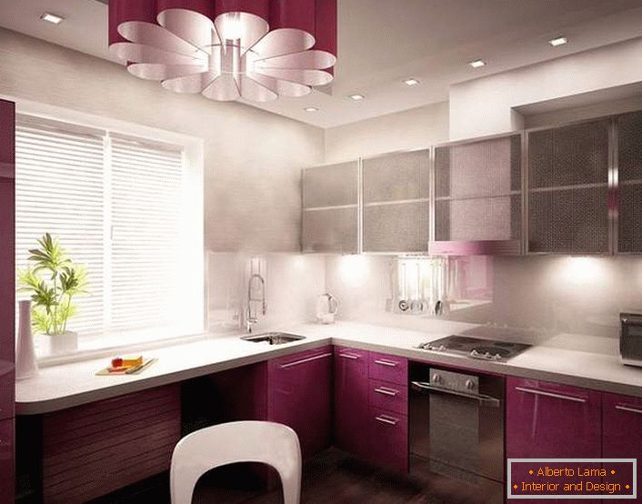Príklad dizajnového projektu pre malú kuchyňu v avantgardnom štýle. Správne navrhnutá kuchynská plocha, dokonca aj okenná podložka sa používa pod pracovným povrchom.