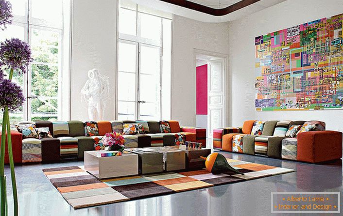 Farebná izba v avantgardnom štýle vo veľkom dome talianskej rodiny. Nápady na dizajn kompetentne kombinujú pokrytie kobercov a nábytok približne rovnakej farebnej škály.