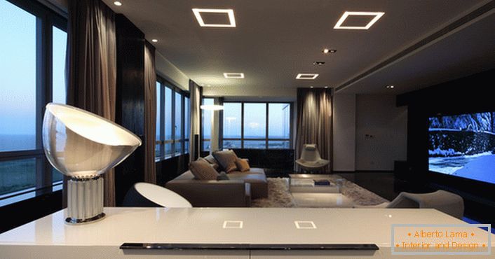 Neobvyklé zmeny osvetlenia v obývacej izbe v high-tech štýle poskytujú dostatok svetla.