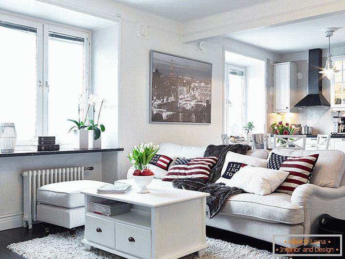 Útulný štúdiový apartmán v škandinávskom štýle je vyzdobený prevažne v bielom. Okná bez záclon umožňujú dostatok denného svetla do miestnosti.